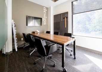 Hourly meeting room with natural light